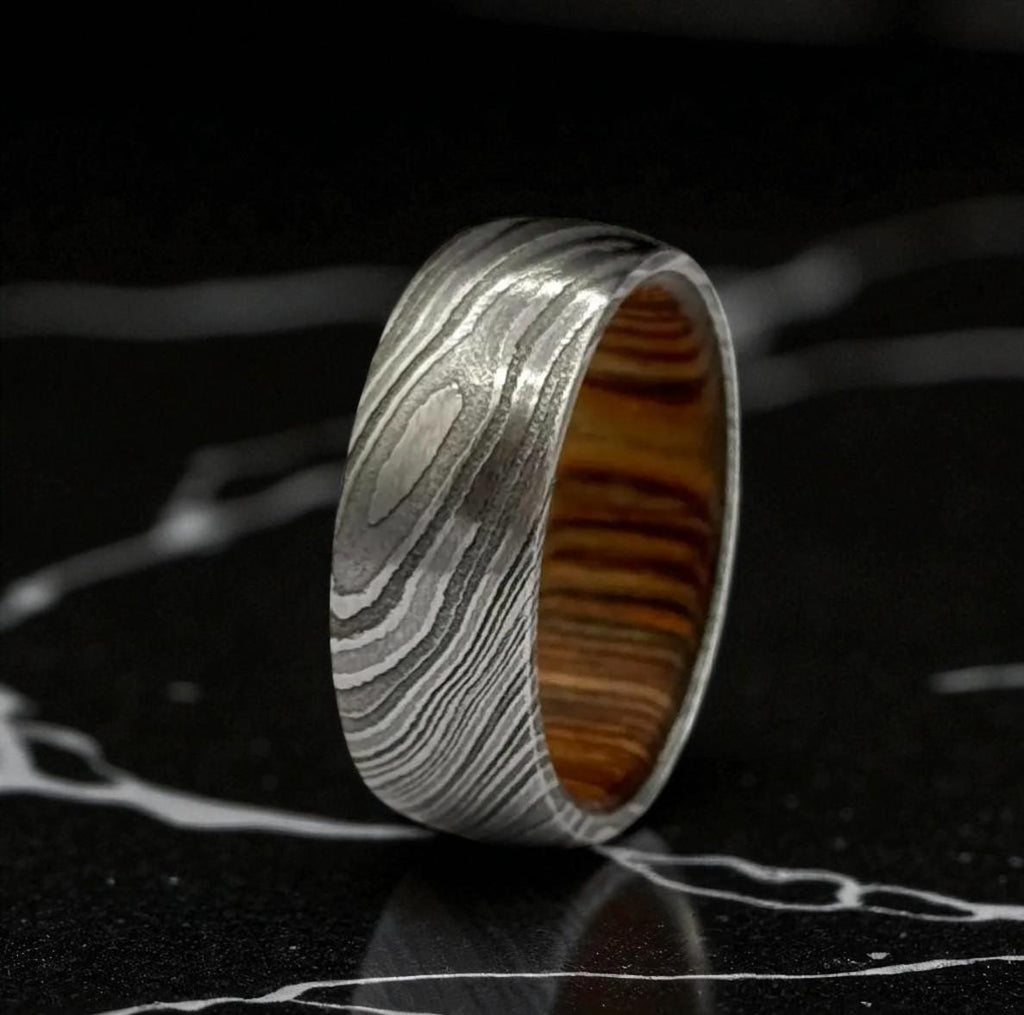 Damascus Steel Ring with Whiskey Barrel Liner – Rustic Handmade Wedding Band for Ment.