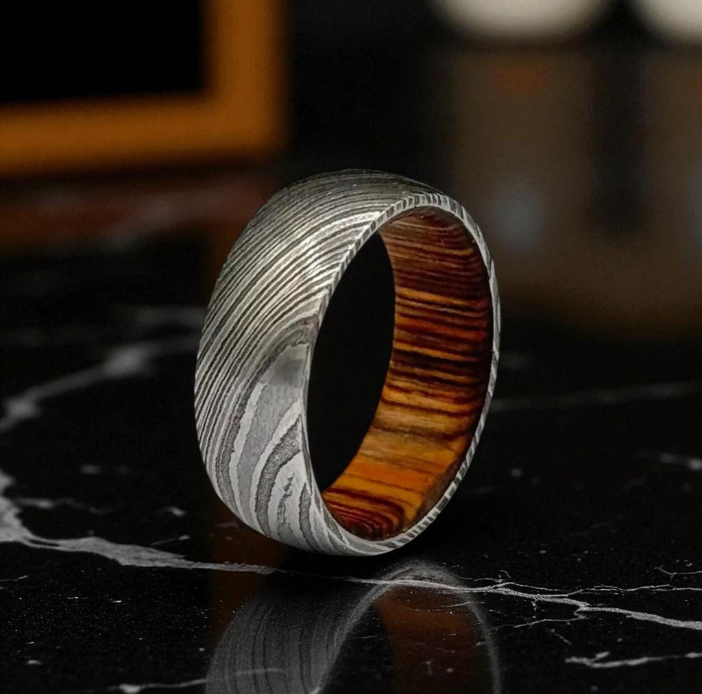 Damascus Steel Ring with Whiskey Barrel Liner – Rustic Handmade Wedding Band for Ment.