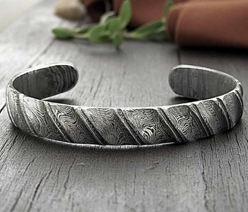 Damascus Steel Cuff Bracelet – Forged Men’s Bangle, Handmade Rustic Bracelet, Unique Textured Steel Jewelry for Him.