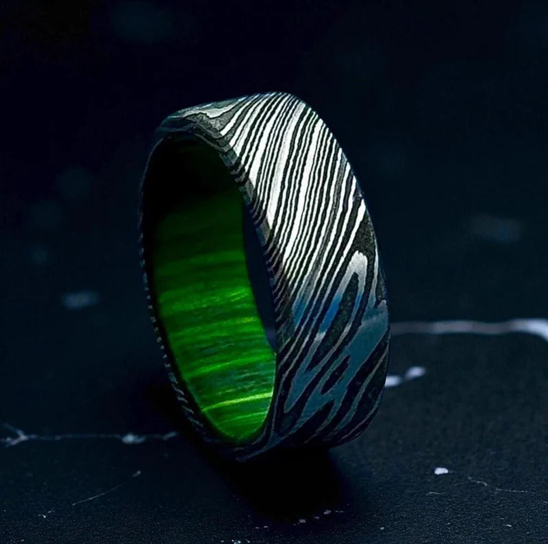 Men’s Damascus Ring with Green Wood Liner – Custom Steel Wedding Band – Nature-Inspired Jewelry.