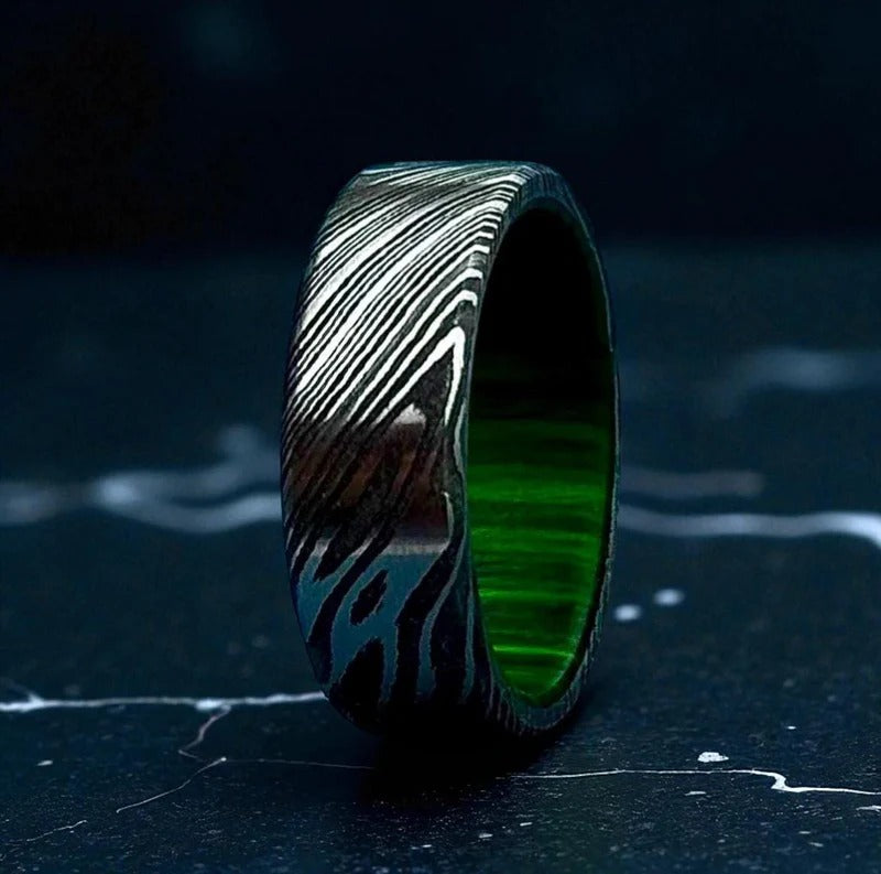 Men’s Damascus Ring with Green Wood Liner – Custom Steel Wedding Band – Nature-Inspired Jewelry.