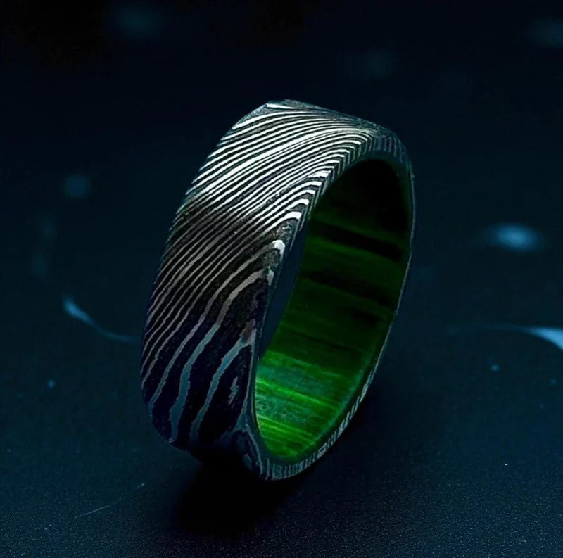 Men’s Damascus Ring with Green Wood Liner – Custom Steel Wedding Band – Nature-Inspired Jewelry.