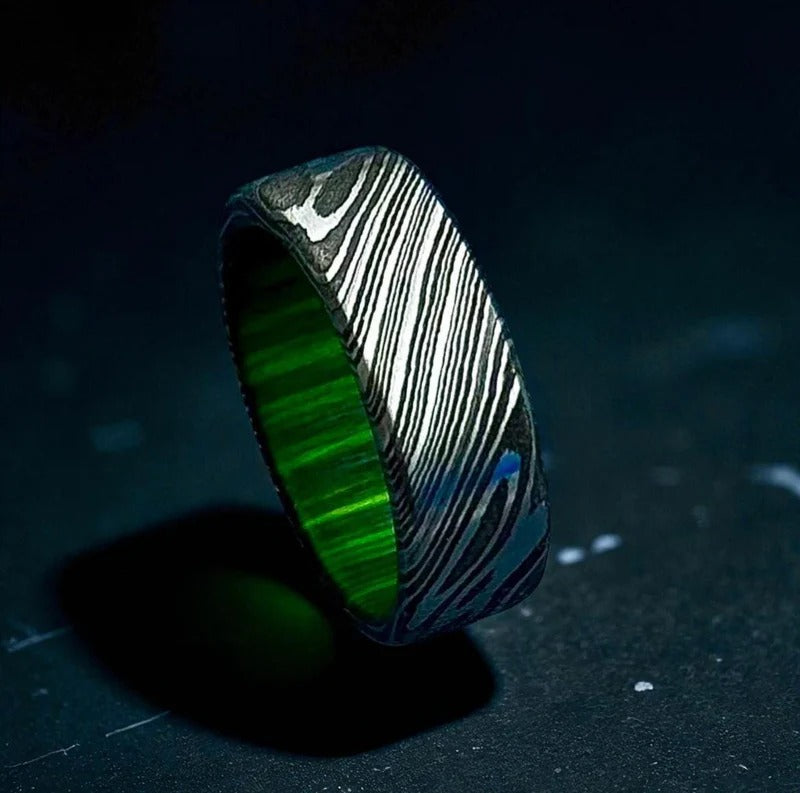 Men’s Damascus Ring with Green Wood Liner – Custom Steel Wedding Band – Nature-Inspired Jewelry.