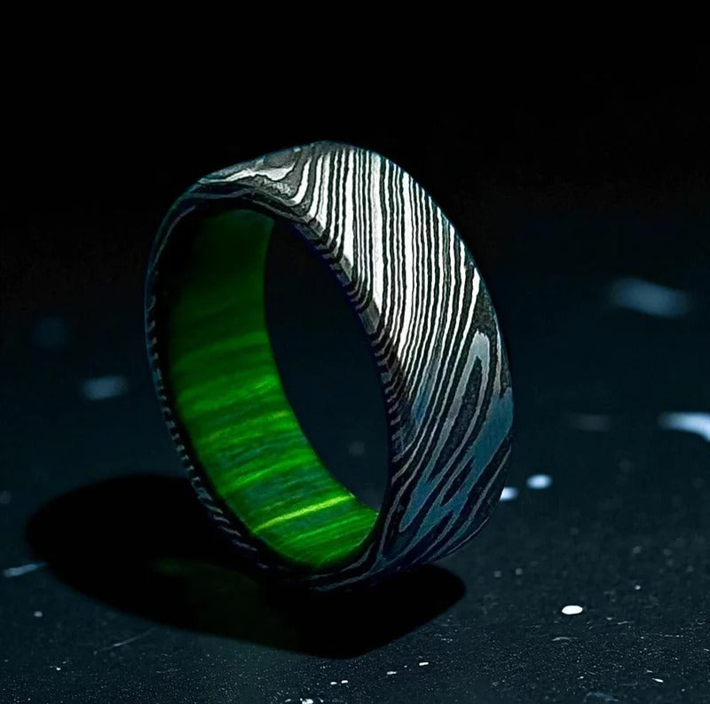 Men’s Damascus Ring with Green Wood Liner – Custom Steel Wedding Band – Nature-Inspired Jewelry.