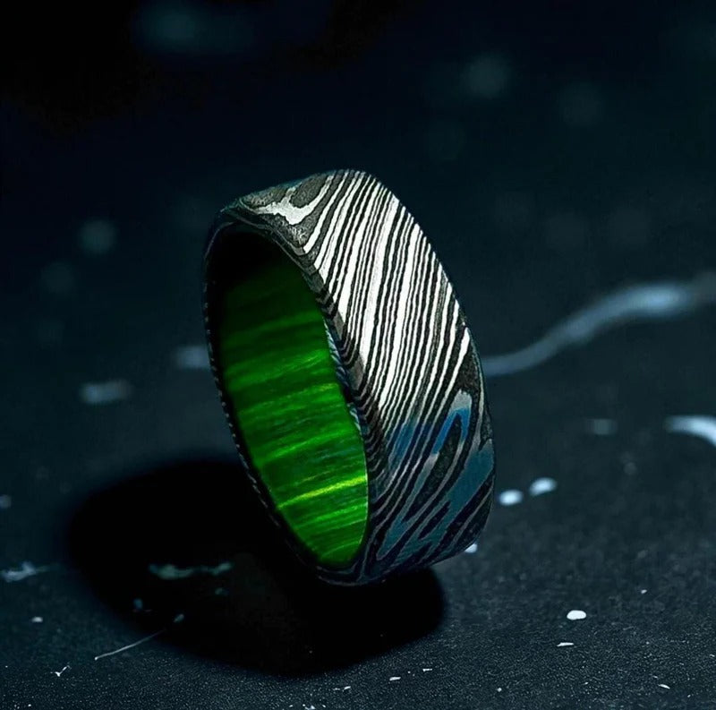 Men’s Damascus Ring with Green Wood Liner – Custom Steel Wedding Band – Nature-Inspired Jewelry.