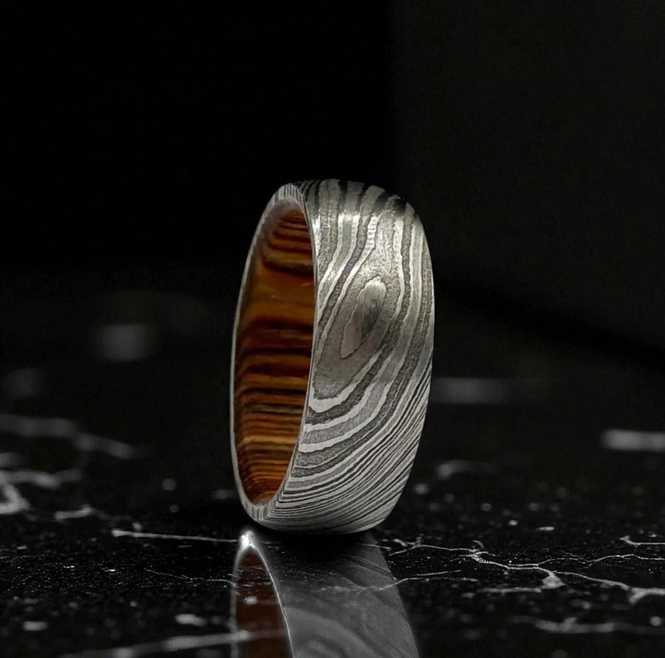 Damascus Steel Ring with Whiskey Barrel Liner – Rustic Handmade Wedding Band for Ment.
