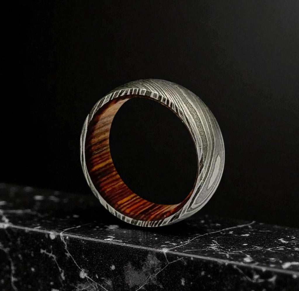 Damascus Steel Ring with Whiskey Barrel Liner – Rustic Handmade Wedding Band for Ment.