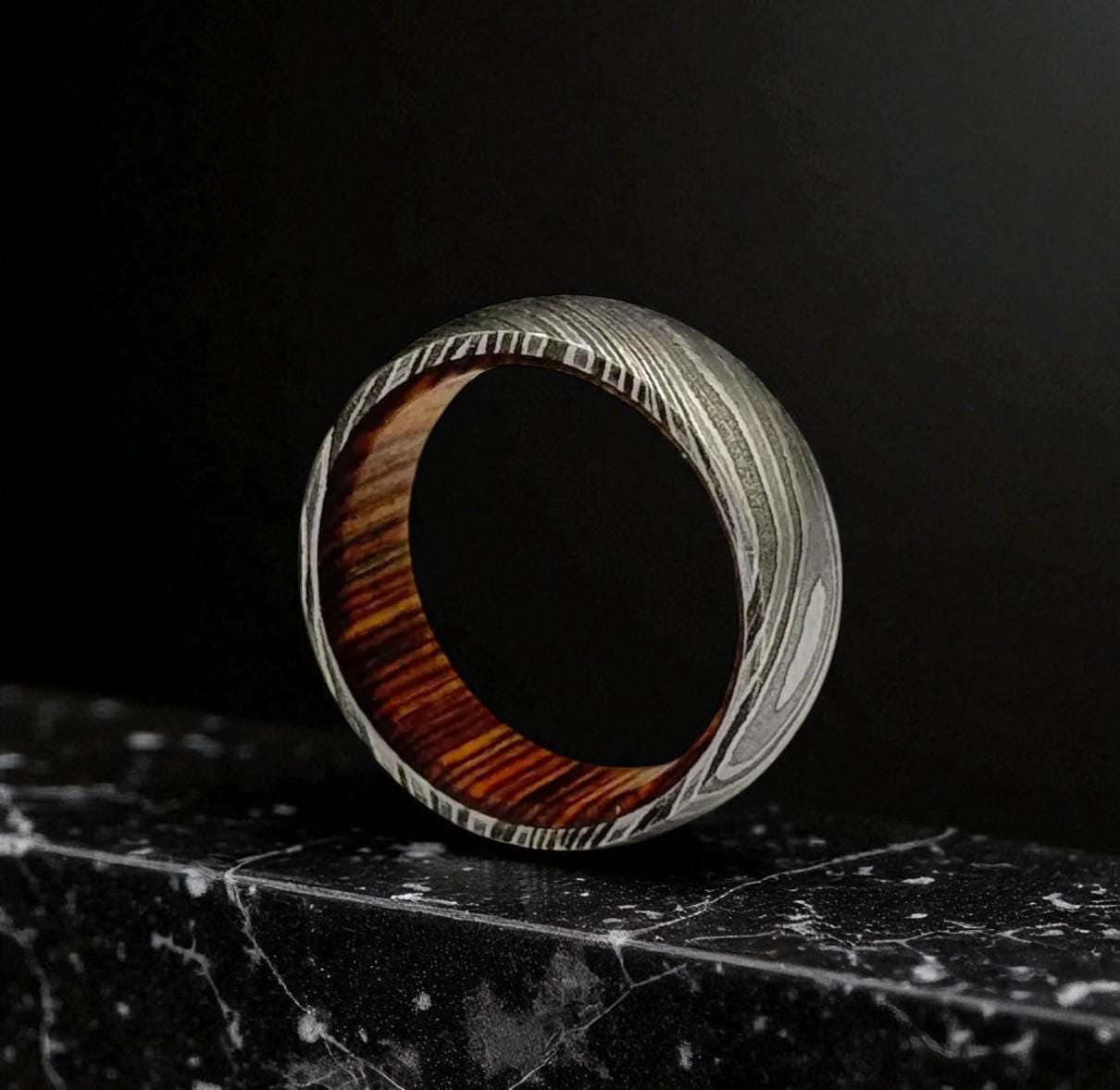 Damascus Steel Ring with Whiskey Barrel Liner – Rustic Handmade Wedding Band for Ment.