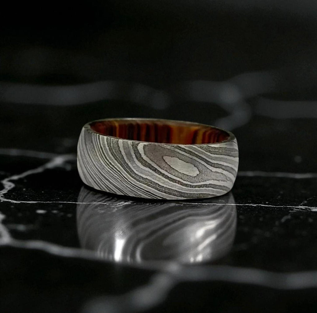 Damascus Steel Ring with Whiskey Barrel Liner – Rustic Handmade Wedding Band for Ment.