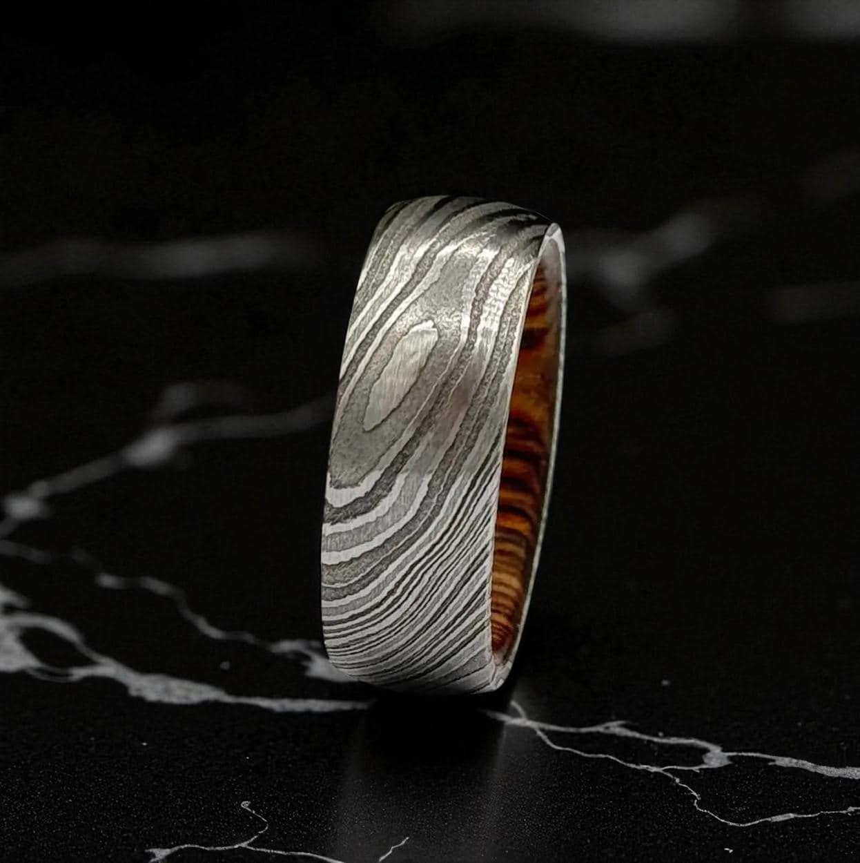Damascus Steel Ring with Whiskey Barrel Liner – Rustic Handmade Wedding Band for Ment.
