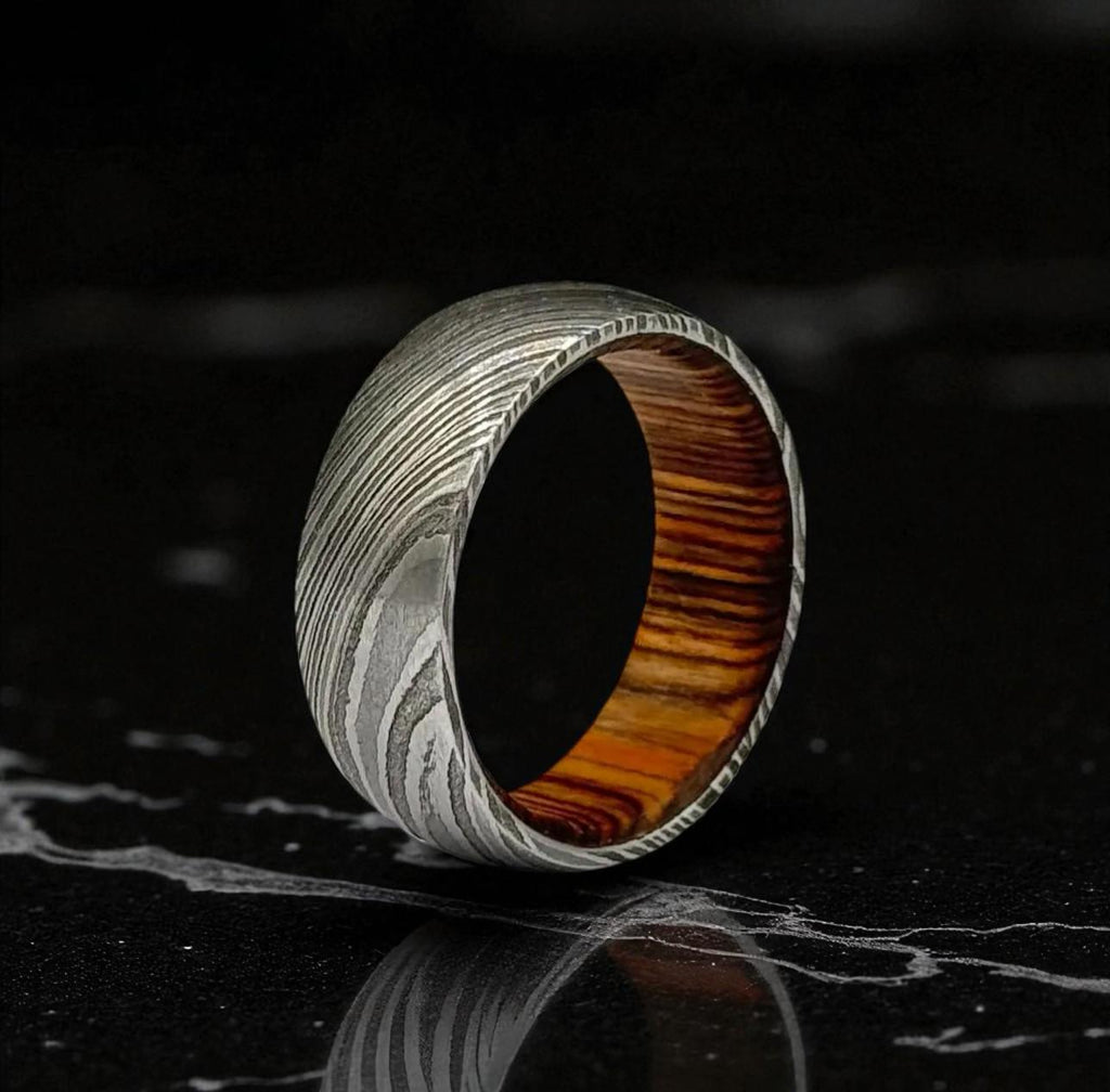 Damascus Steel Ring with Whiskey Barrel Liner – Rustic Handmade Wedding Band for Ment.
